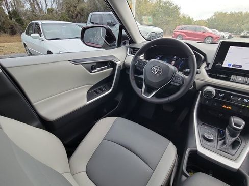 Used 2023 Toyota RAV4 XLE Premium image 7