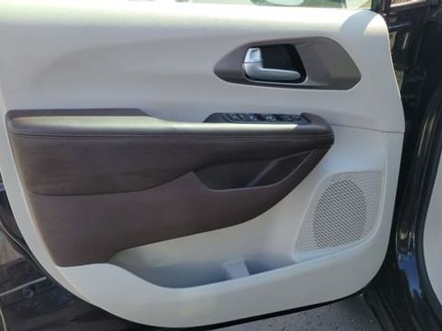 Certified 2018 Chrysler Pacifica Touring-L FWD image 6