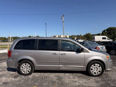 Used 2015 Dodge Grand Caravan SE w/ Quick Order Package 29E SE FWD image 3