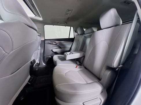 Used 2023 Toyota Highlander Limited image 22