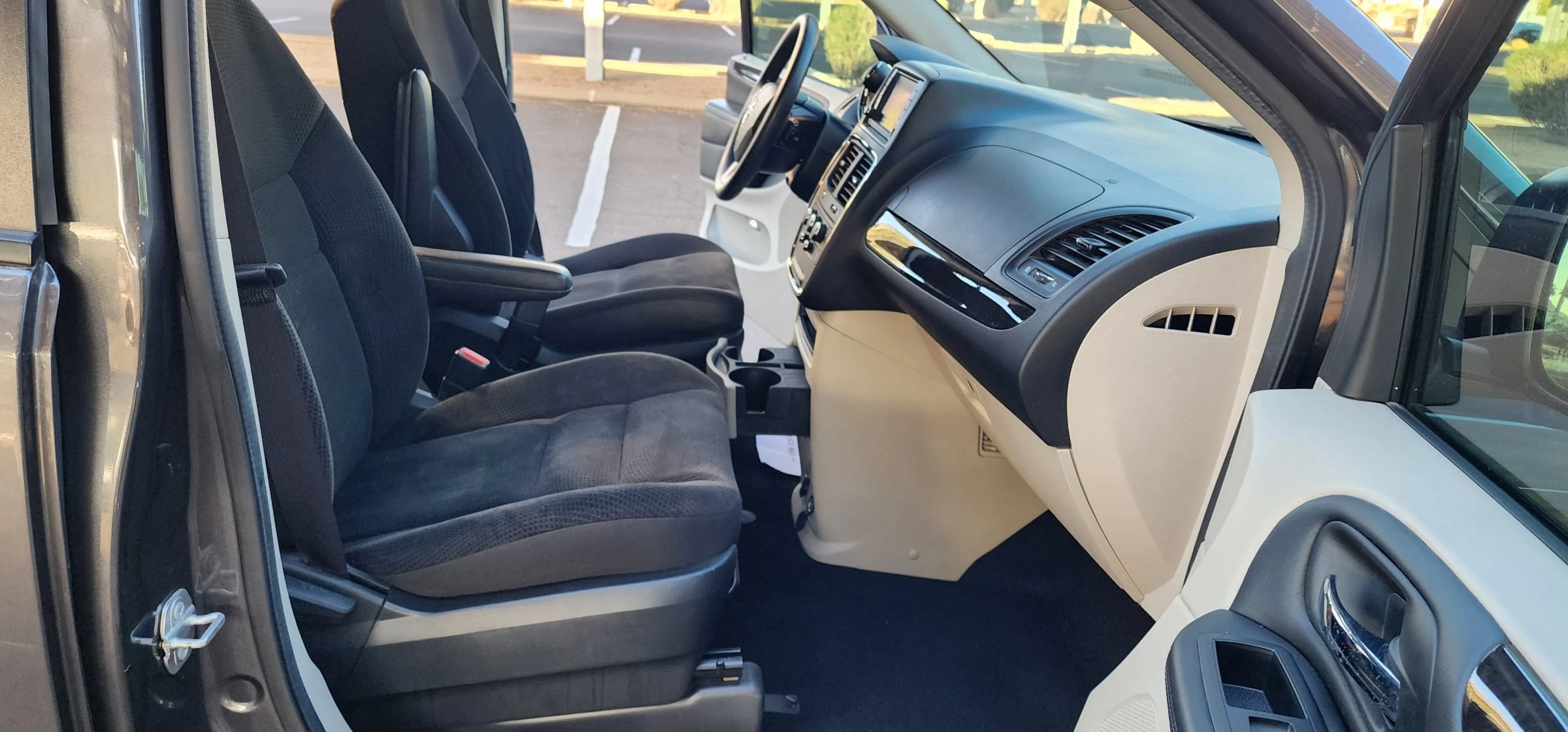 Used 2018 Dodge Grand Caravan SE w/ UConnect Hands-Free Group FWD image 16