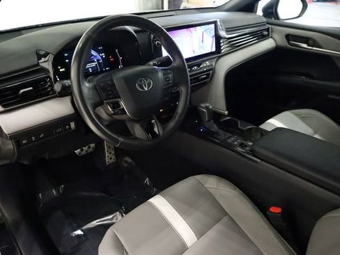 Used 2025 Toyota Camry SE image 12