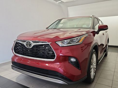Used 2023 Toyota Highlander Platinum image 2