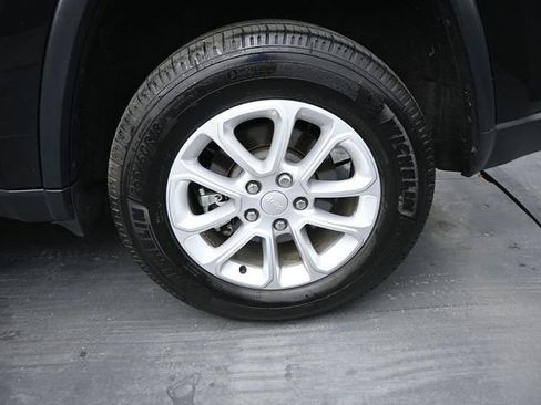 Used 2022 Jeep Grand Cherokee Laredo E AWD/4WD image 39