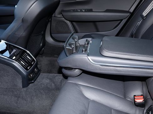 Used 2023 Volvo S90 B6 Plus image 23