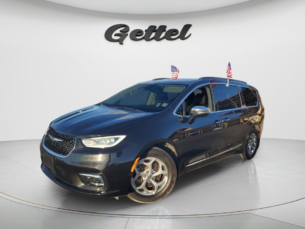 Used 2023 Chrysler Pacifica Limited w/ Trailer Tow Group FWD image 1