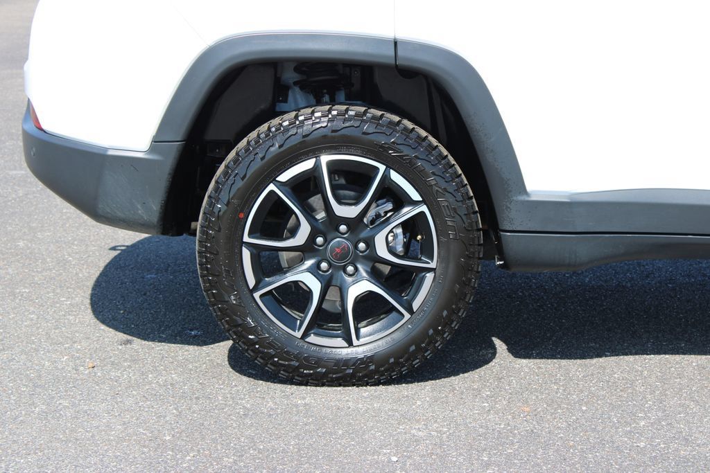 Used 2025 Jeep Compass Trailhawk AWD/4WD image 13