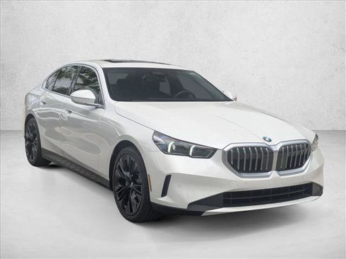Used 2024 BMW 530i w/ Convenience Package RWD image 3