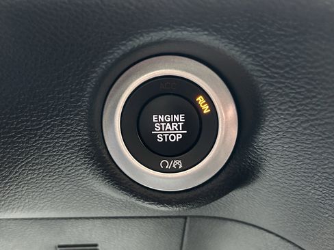 Used 2025 Chrysler Pacifica Select FWD image 32