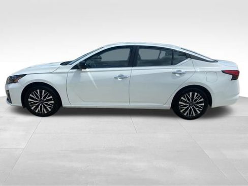 Used 2025 Nissan Altima 2.5 SV FWD image 13