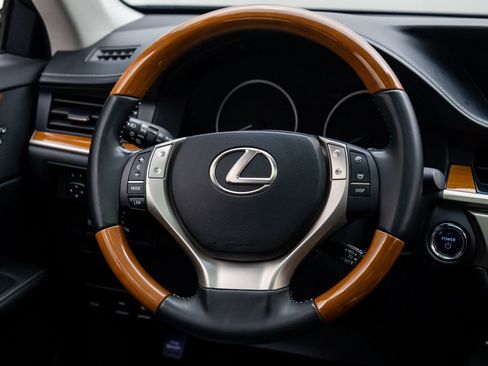 Used 2015 Lexus ES 300h image 10