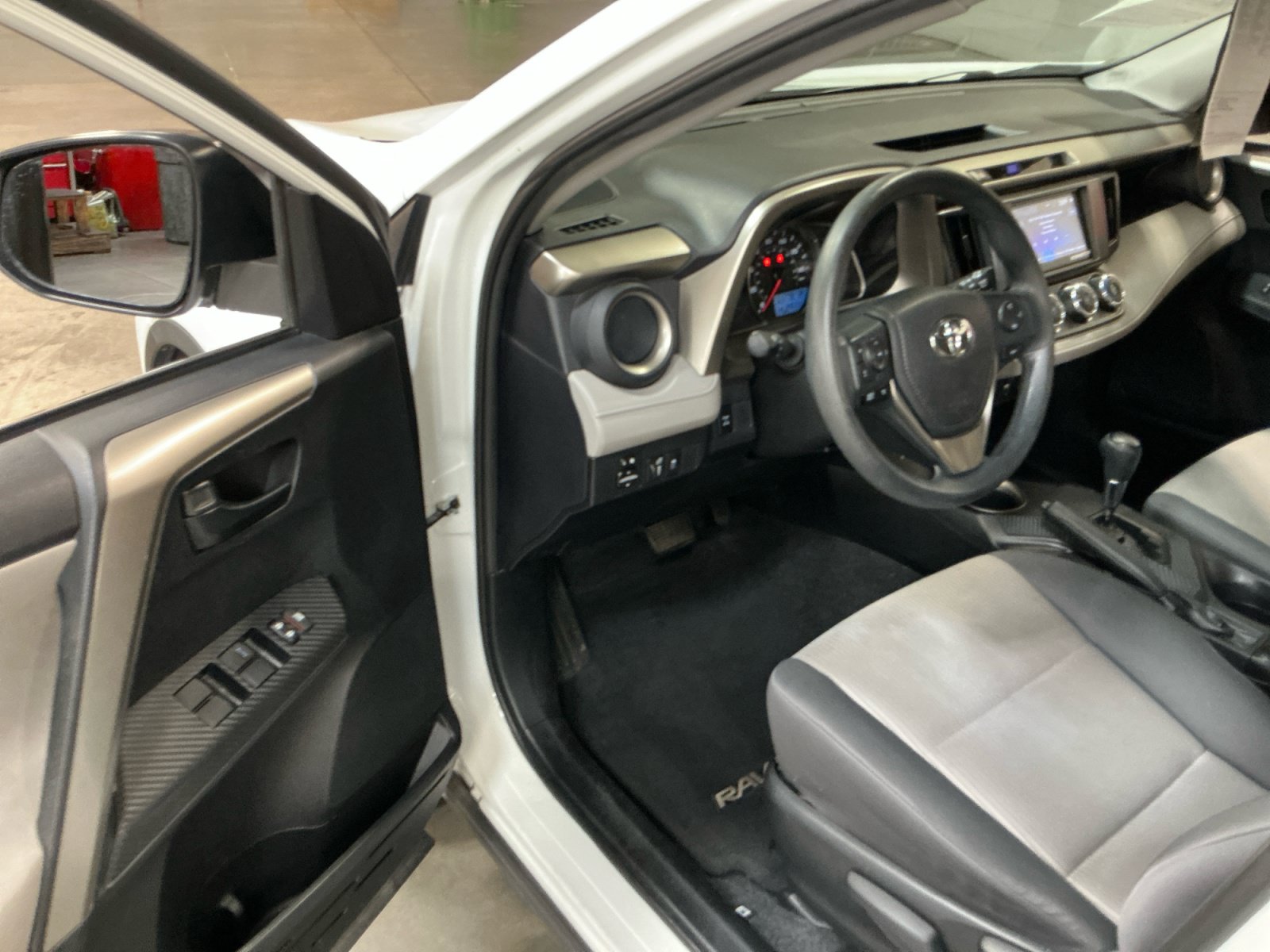 Used 2015 Toyota RAV4 LE AWD/4WD image 27