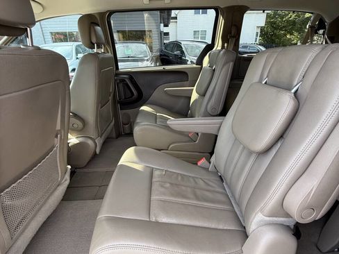 Used 2016 Chrysler Town & Country Touring w/ Driver Convenience Group image 21
