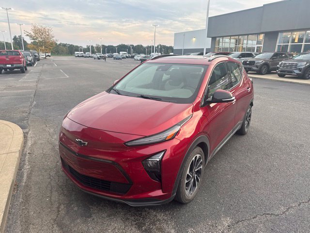 Used 2023 Chevrolet Bolt EUV Premier w/ Sun & Sound Package FWD image 2