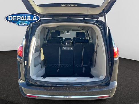 Used 2019 Chrysler Pacifica Touring-L image 6