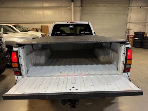 Used 2004 GMC Sierra 3500 SLT w/ Heavy-Duty Power Package AWD/4WD image 16