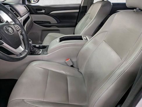 Used 2018 Toyota Highlander XLE w/ Carpet Mat Package (TMS) FWD image 14
