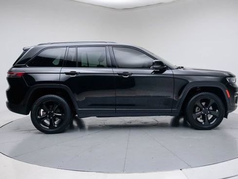 Used 2023 Jeep Grand Cherokee Altitude AWD/4WD image 8