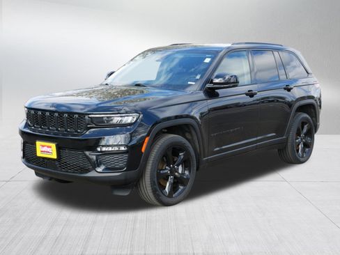 Used 2023 Jeep Grand Cherokee Limited w/ Black Appearance Package AWD/4WD image 3