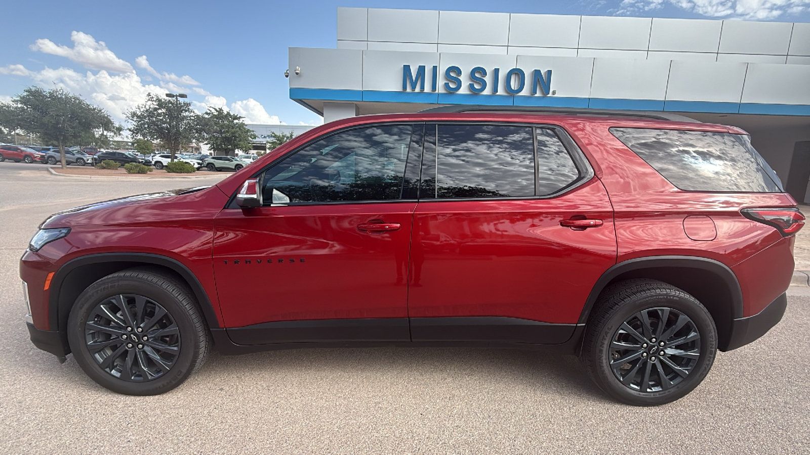 Used 2023 Chevrolet Traverse RS FWD image 4