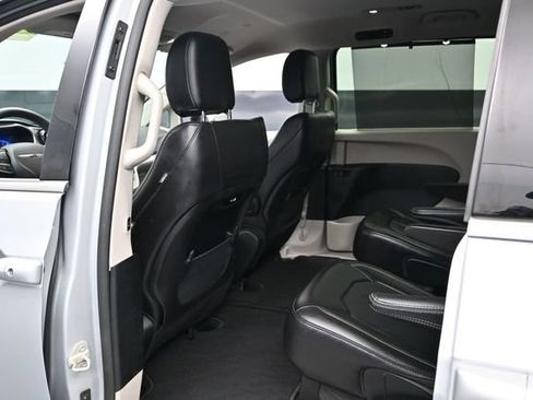 Certified 2024 Chrysler Pacifica Touring-L FWD image 19