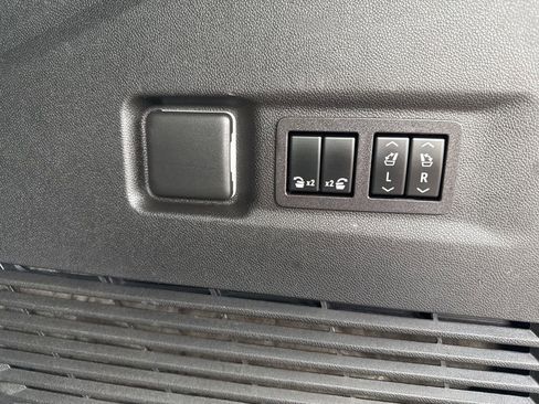 Used 2023 Chevrolet Suburban Premier AWD/4WD image 33