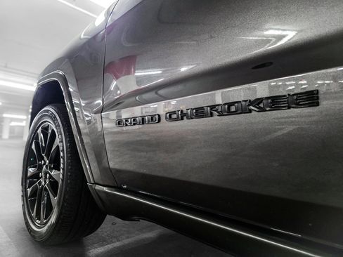 Used 2020 Jeep Grand Cherokee Altitude AWD/4WD image 16