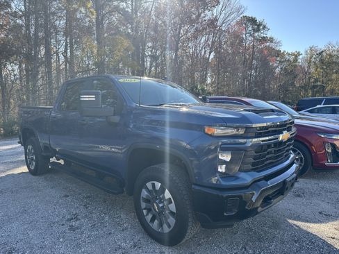 Used 2024 Chevrolet Silverado 2500 Custom w/ Custom Convenience Package image 3