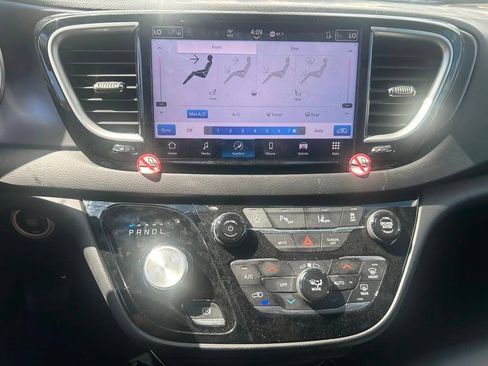 Used 2026 Chrysler Pacifica Select FWD image 14