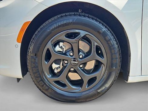 Used 2024 Chrysler Pacifica Limited FWD image 22