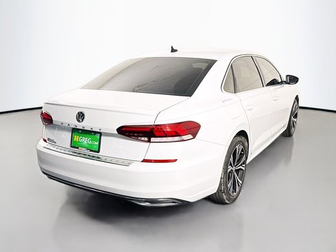 Used 2022 Volkswagen Passat 2.0T SE FWD image 10