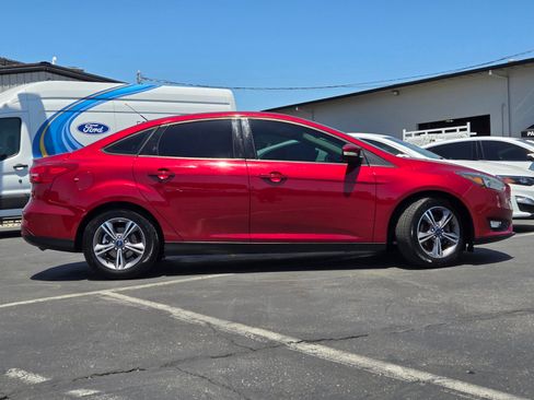 Used 2017 Ford Focus SE FWD image 3