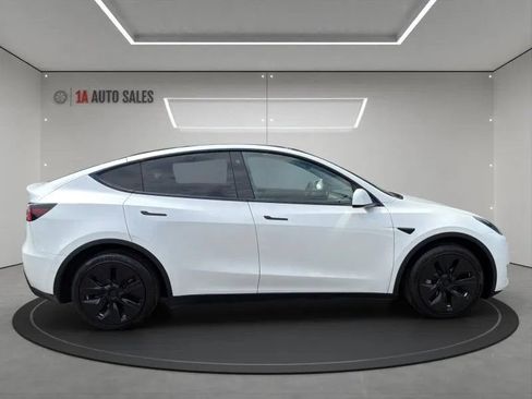 Used 2022 Tesla Model Y Long Range AWD/4WD image 6