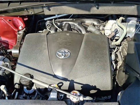 Used 2019 Toyota Highlander AWD V6 image 28