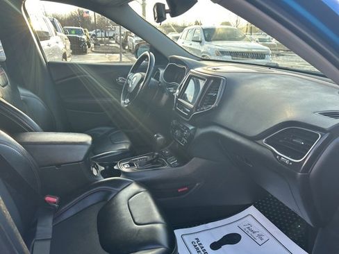 Used 2019 Jeep Cherokee Trailhawk image 7