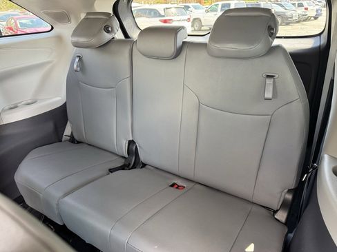 Used 2024 Toyota Sienna XLE image 32