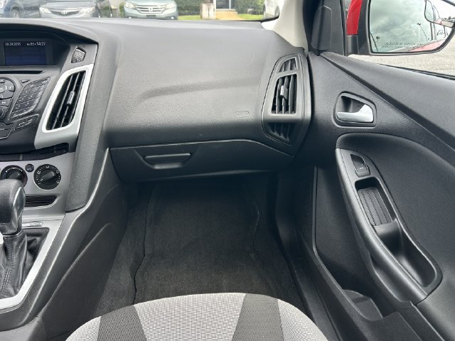Used 2014 Ford Focus SE w/ SE Sport Package FWD image 16
