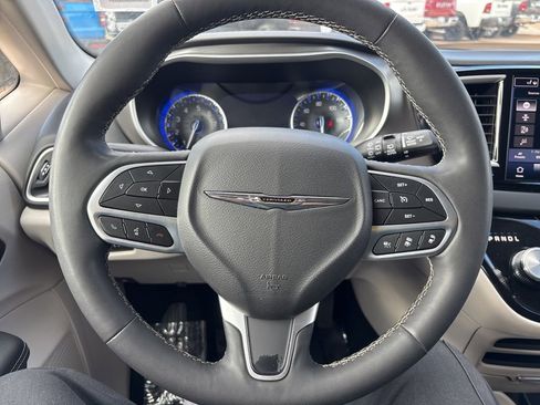 Used 2024 Chrysler Pacifica Touring-L FWD image 27