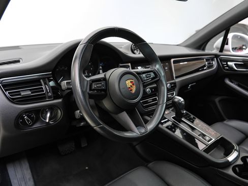 Used 2023 Porsche Macan AWD/4WD image 3