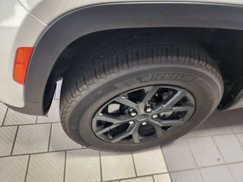 Used 2025 Jeep Grand Cherokee Altitude RWD image 8