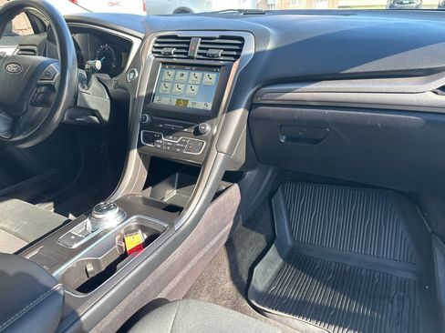 Used 2018 Ford Fusion SE w/ Fusion SE Technology Package FWD image 9