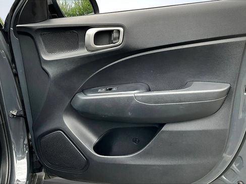 Used 2025 Hyundai Venue SEL FWD image 27