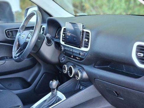 Used 2023 Hyundai Venue Limited image 13