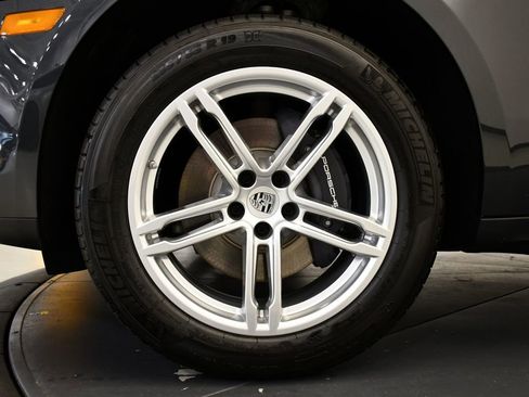 Certified 2025 Porsche Macan Turbo image 16