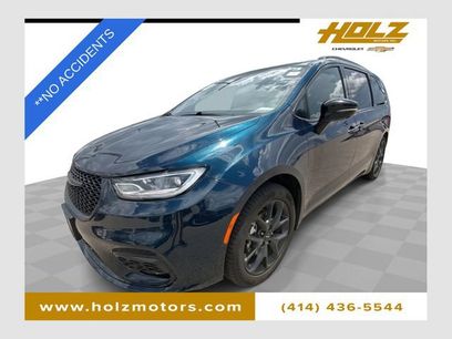 Used 2024 Chrysler Pacifica Touring-L w/ S Appearance Package