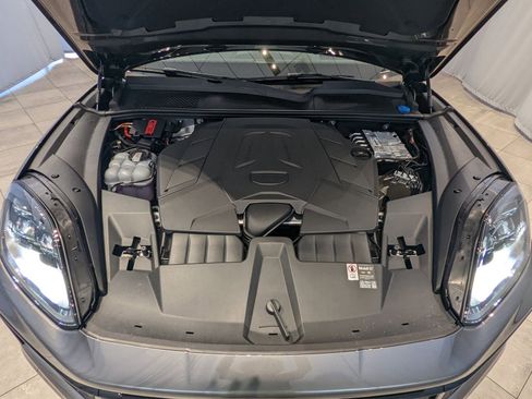 Certified 2025 Porsche Cayenne image 23