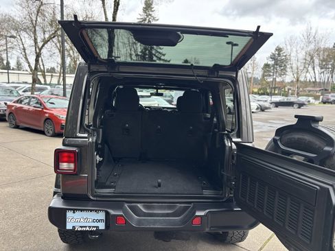 Used 2021 Jeep Wrangler Unlimited Sahara w/ Uconnect 4C Nav & Sound Group image 20