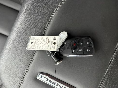 Used 2025 GMC Yukon XL Denali AWD/4WD image 6