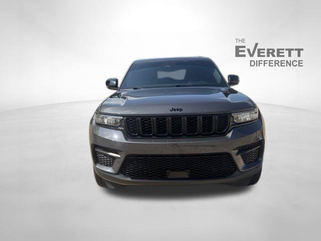 Used 2022 Jeep Grand Cherokee Altitude AWD/4WD image 2
