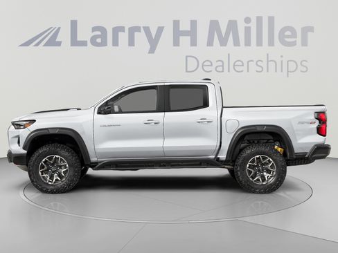 Used 2024 Chevrolet Colorado ZR2 w/ Technology Package AWD/4WD image 3